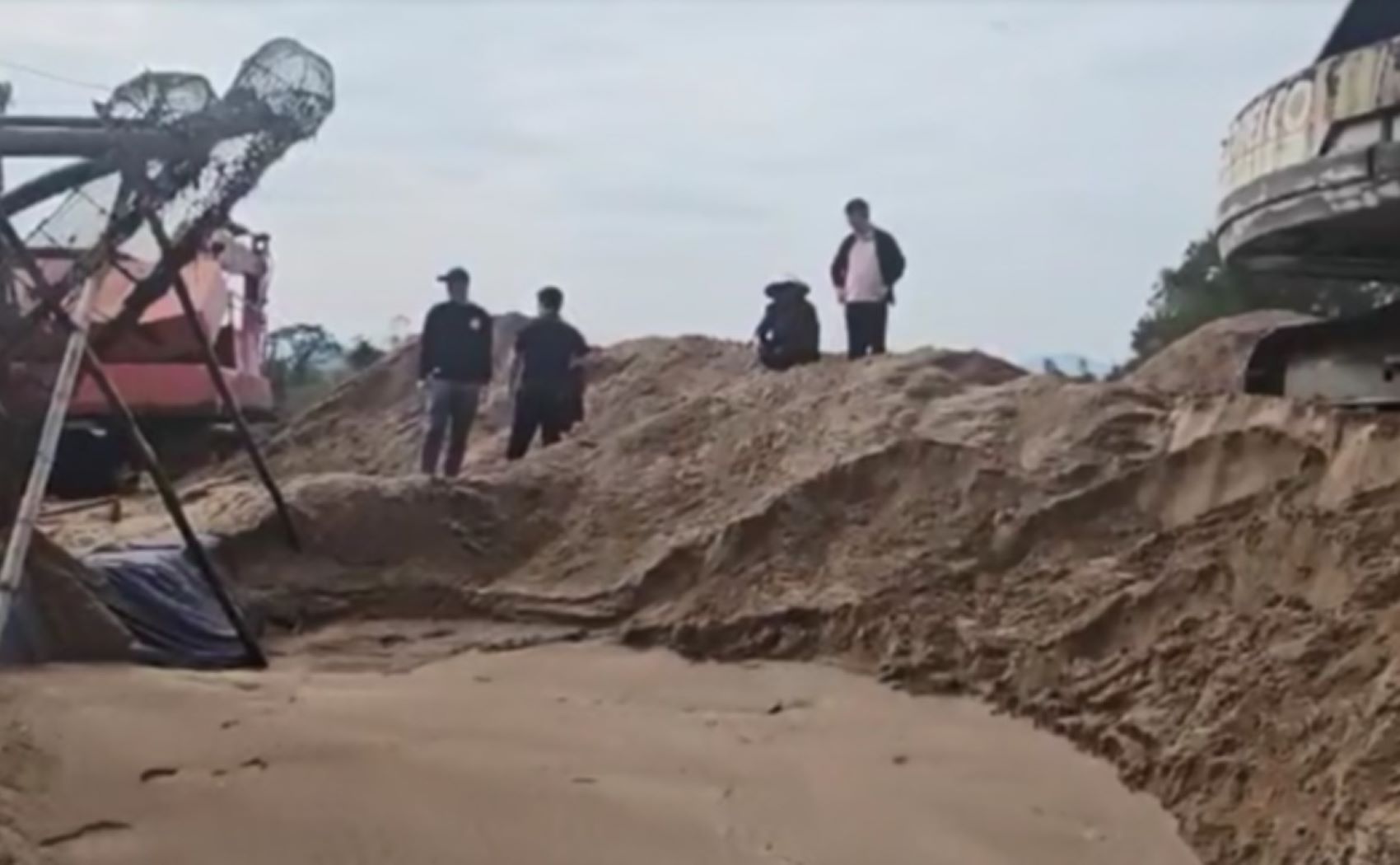 The discovery of illegal sand mining is estimated at more than 1.1 billion VND. Photo: Quang Tri Provincial Police