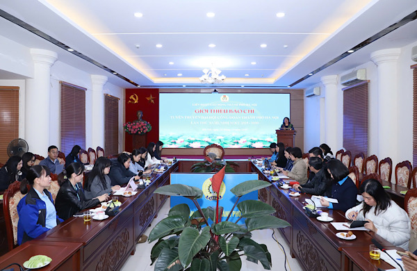 하노이시 노동총연맹은 2025-2030 임기 하노이시 노동총연맹 제18차 대회에 대한 정보를 언론에 제공합니다. 사진: 마이 퀴