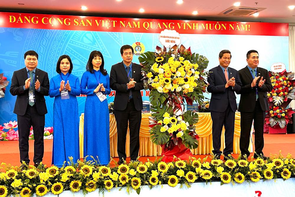 Vice President of the Vietnam General Confederation of Labor Huynh Thanh Xuan (2nd from right) presented flowers to congratulate the congress. Photo: Ha Anh
