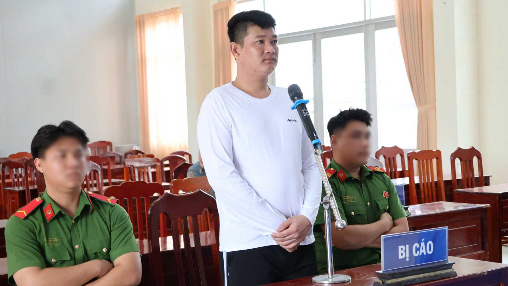 Toà án nhân dân khu vực 8 mở phiên toà xét xử lưu động vụ án hình sự đối với bị cáo Lê Văn Thắng về tội “Cướp giật tài sản”. Ảnh: Công an tỉnh Đồng Tháp