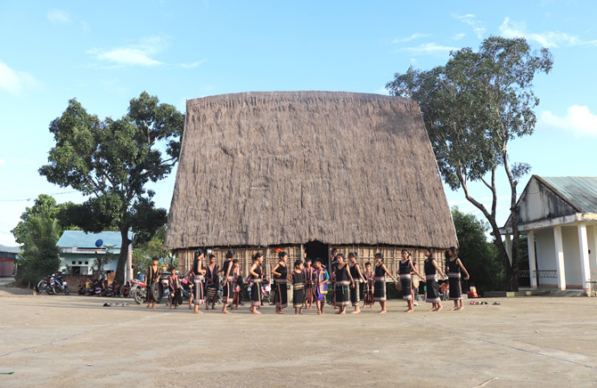 Mai nha rong, noi luu giu gia tri van hoa truyen thong tot dep cua dan toc luon duoc giu gin, phat huy, bao ton cung thoi gian. Anh: Ngoc Linh 