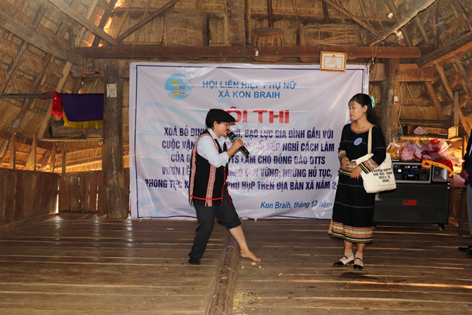 Cac hoi thi tuyen truyen, pho bien giao duc phap luat, xoa bo hu tuc duoi mai nha rong. Anh: Ngoc Linh 