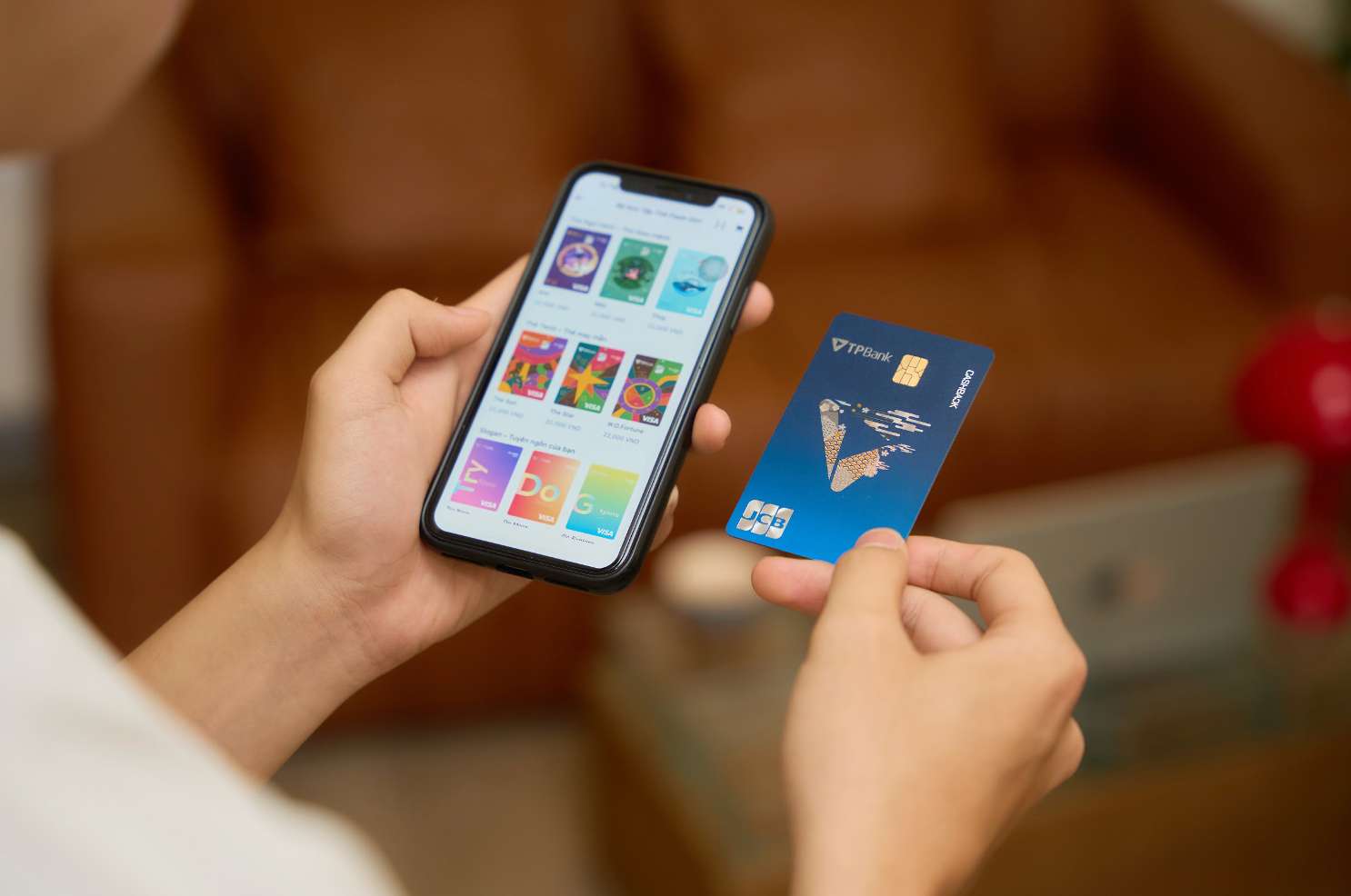 Dip cuoi nam, the TPBank JCB Cashback mang den loat uu dai tu sieu hoi danh cho chu the. Anh: TPBank