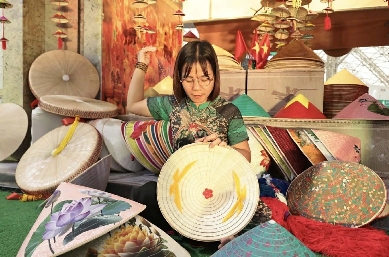 Ring hat artists (Hanoi) introduce products from traditional art villages at the "2025 Shopping Festival". Photo: Organizing Committee