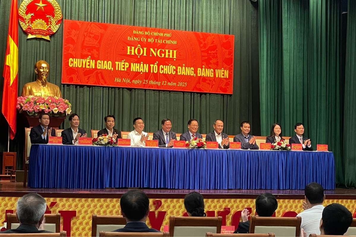 22 Dang bo tap doan, tong cong ty, ngan hang ve Dang bo Bo Tai chinh thuc hien ky ket chuyen giao. Anh: Thanh Binh