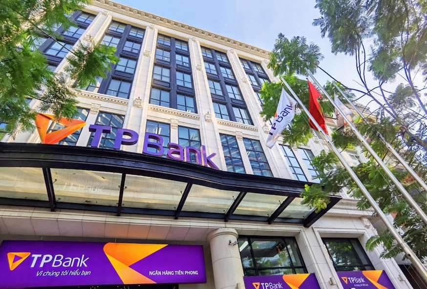 TPBank prioritizes interest rate reduction, accompanying people in flooded areas to overcome difficulties. Photo: TPBank