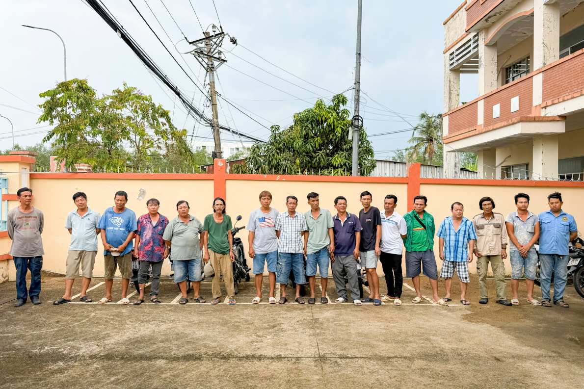 Các đối tượng tham gia đánh bạc tại cơ quan Công an. Ảnh: Công an Cần Thơ