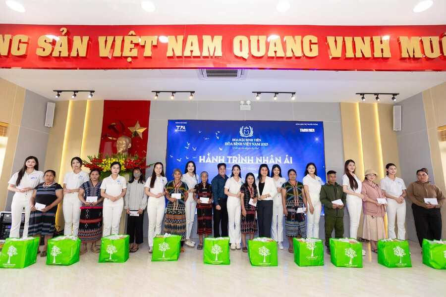 Miss Grand Vietnam contestants presented gifts to households in difficult circumstances in Da Nang. Photo: Organizing Committee