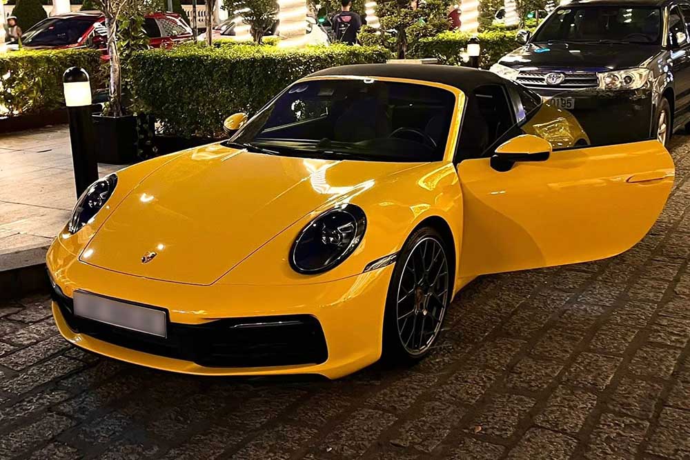 The Porsche 911 targa attracted attention when appearing in Ho Chi Minh City. Photo: Khang Nguyen