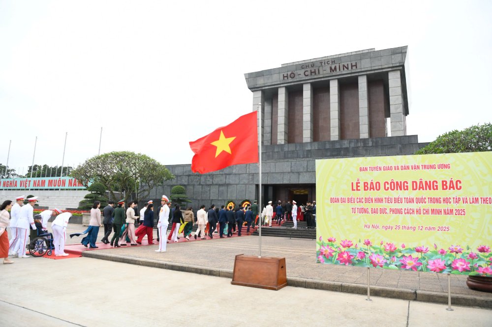 The delegation of outstanding examples nationwide in studying and following Ho Chi Minh's ideology, morality and style in 2025 reported on Uncle Ho's contributions. Photo: Hai Nguyen