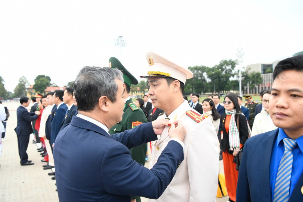 Cac dien hinh tieu bieu toan quoc nhan Huy hieu Bac Ho. Anh: Hai Nguyen