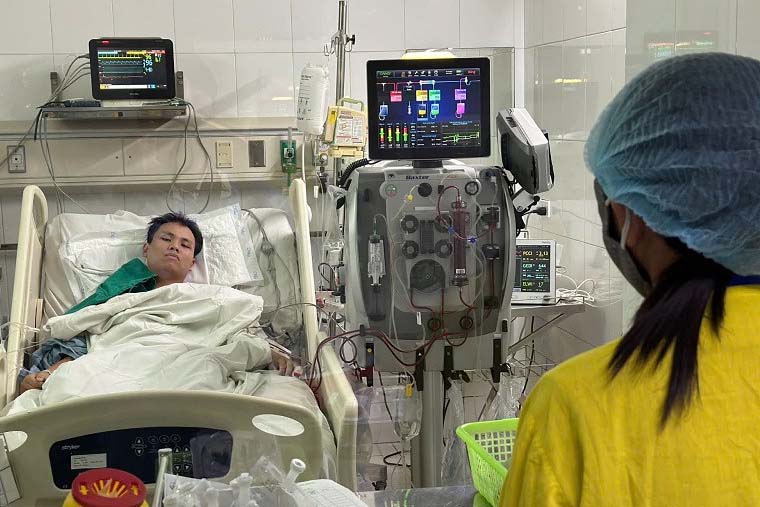 Yen 씨는 병실에서 투석 치료를 받는 아들(Do Nam Khanh)을 무력하게 바라보고 있습니다. 사진: P.B