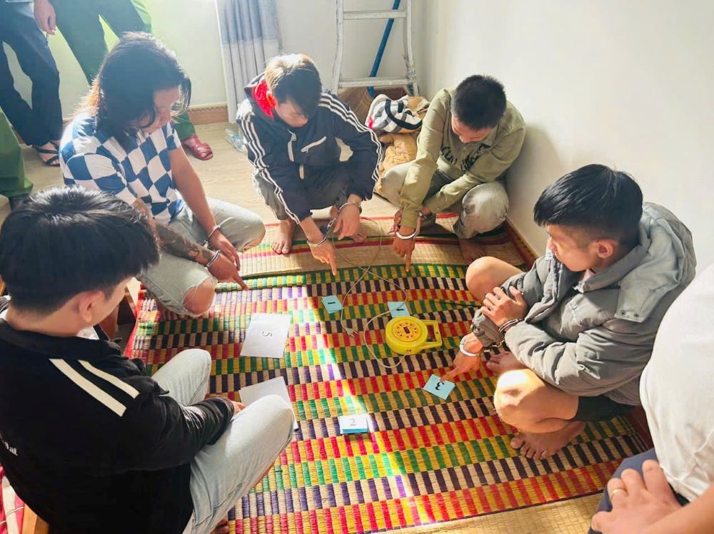 Công an xã Xuân Phú bắt giữ khẩn cấp 4 đối tượng để điều tra, xử lý theo quy định pháp luật. Ảnh: Công an Đà Nẵng