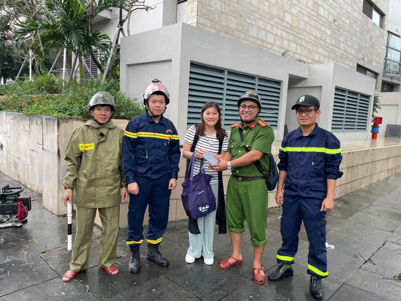 Luc luong cong an ban giao lai dien thoai cho du khach. Anh: CATP