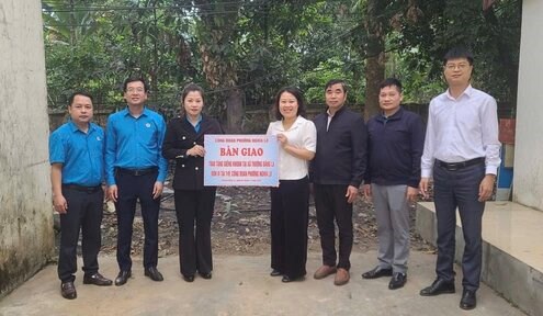 Cong doan phuong Nghia Lo trao ho tro gieng khoan cho xa Thuong Bang La. Anh: Minh Nguyen 