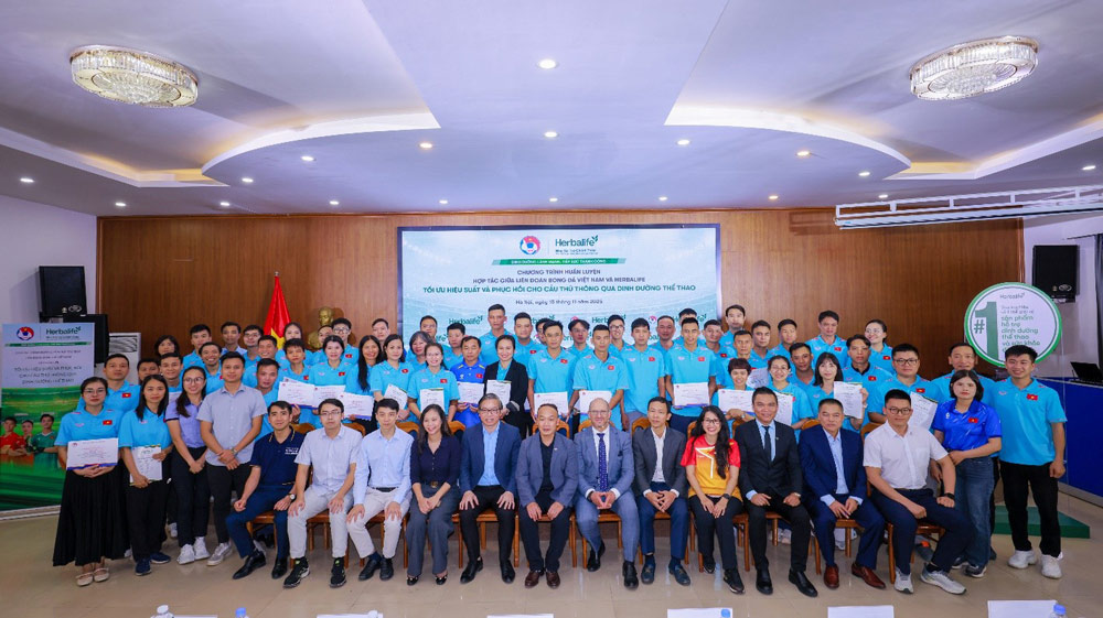 Herbalife phoi hop Lien doan Bong da Viet Nam, Uy ban Olympic Viet Nam to chuc chuoi huan luyen ve dinh duong va hieu suat the thao tai Ha Noi