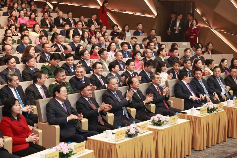 Lanh dao Dang, Nha nuoc tham du chuong trinh. Anh: Hai Nguyen 