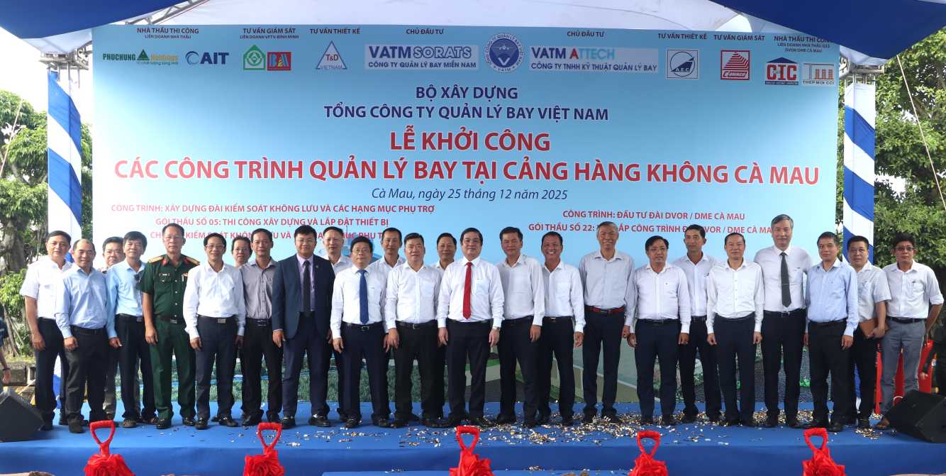 Cac dai bieu tham du le khoi cong hai hang muc tai Cang hang khong Ca Mau.Anh: Nhat Ho