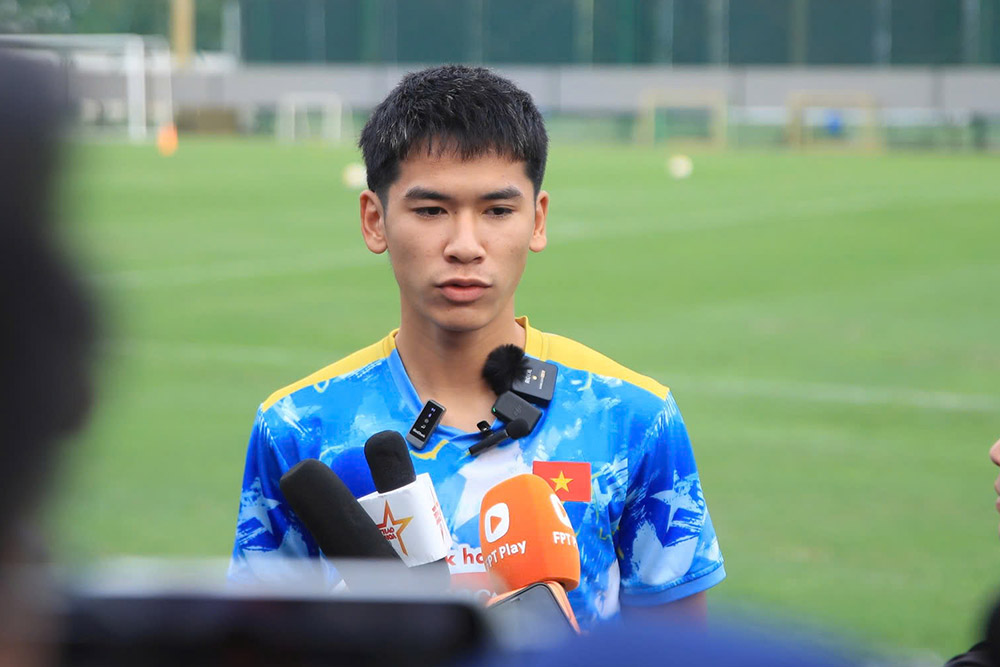 Le Van Thuan tra loi phong van trong buoi tap. Anh: Minh Dan