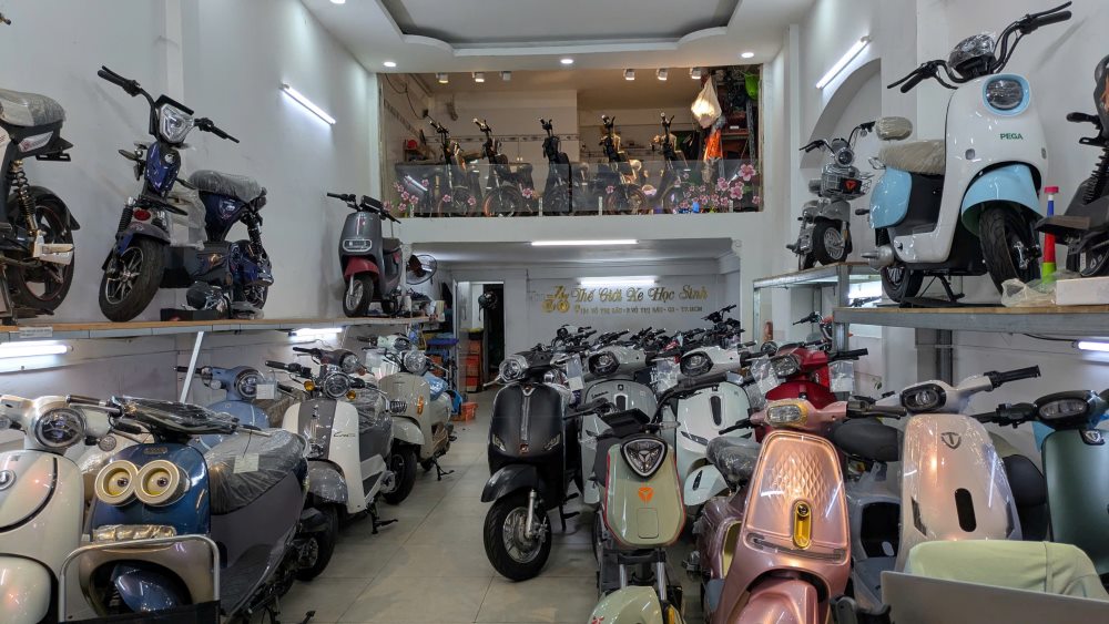 Mot cua hang chuyen mua ban, sua chua xe dien tren duong Vo Thi Sau (TPHCM). Anh: Anh Tu