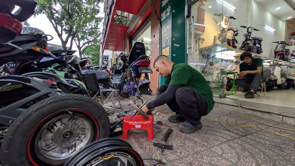 Anh Vo Van Sinh, mot tho chuyen ve xe dien canh bao nguoi dan khong nen mua linh kien gia re, khong ro nguon goc tren mang ve tu lap dat. Anh: Anh Tu