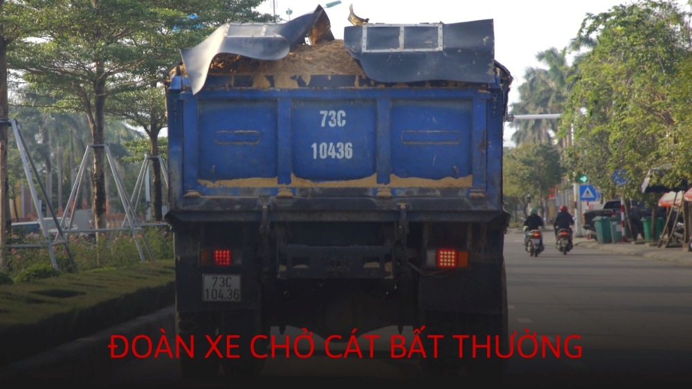 El camino de la caravana de camiones que transportan arena para rellenar desde el proyecto de cien mil millones de VND a las casas de la gente. Foto: Cong Sang