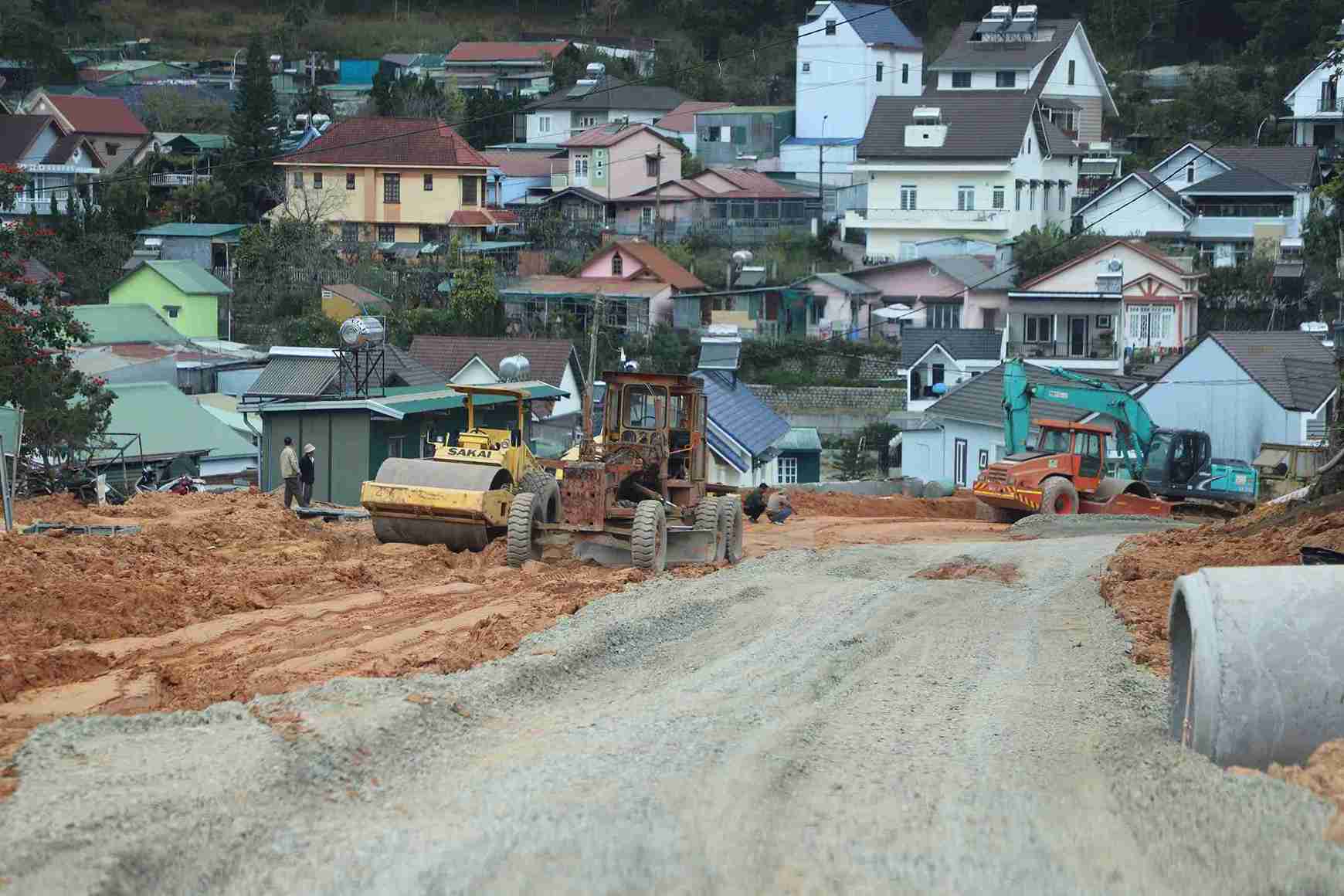 Don vi thi cong dang gap rut hoan thanh duong vanh dai Da Lat. Anh: Phuc Khanh 