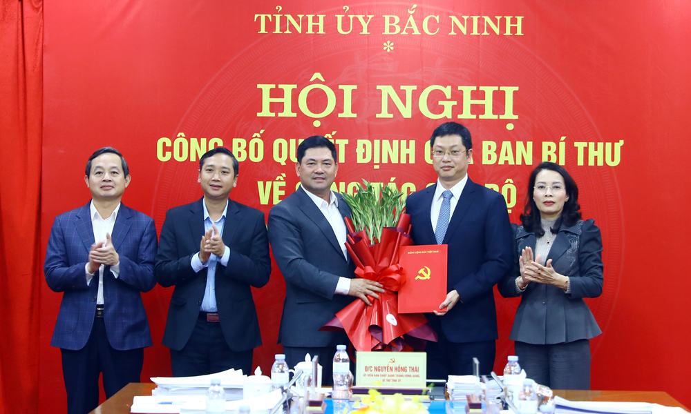 The Standing Committee of the Bac Ninh Provincial Party Committee congratulated Mr. Tran Huy Phuong. Photo: Thu Phong