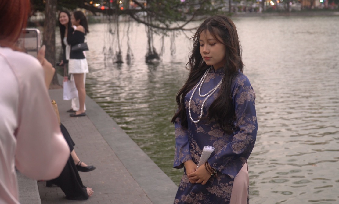 설날 전에 사진 촬영 트렌드 덕분에 아오자이 대여 시장이 활기를 띠고 있습니다. 사진: Minh Vu