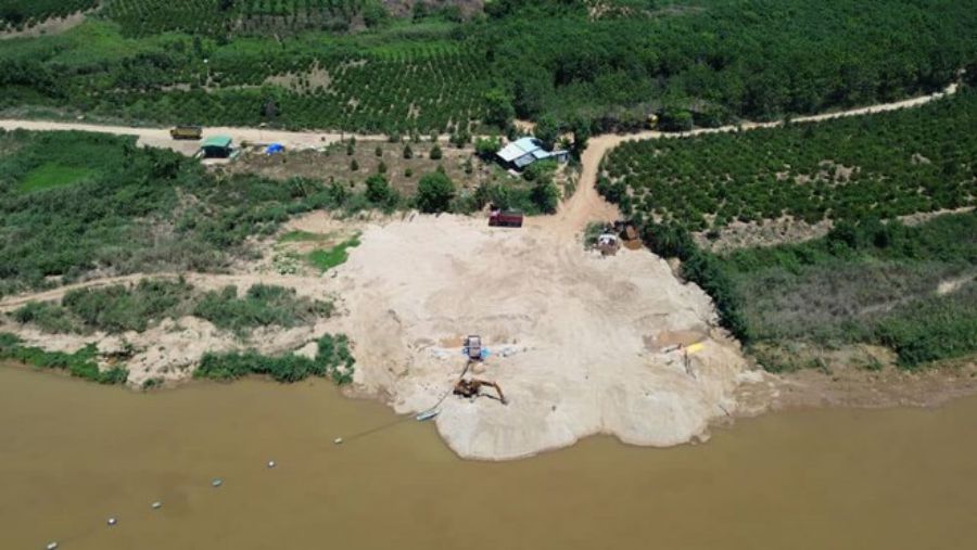 Sand mines in the West of Quang Ngai province have low reserves and degraded roads, so transportation is difficult, causing sand prices to increase. Photo: Vien Nguyen