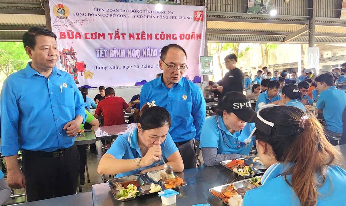 Mr. Nguyen Duc Thang - Vice Chairman of the Dong Nai Provincial Federation of Labor, Head of the Industrial Parks Trade Union (standing 2nd from left) attended the Trade Union Meal at Dong Phu Cuong Joint Stock Company. Photo: HAC