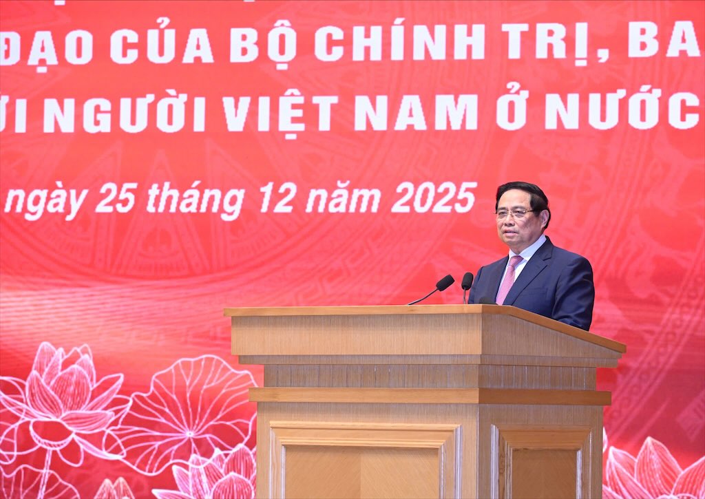 Politburo member and Prime Minister Pham Minh Chinh chaired the plenary session of the conference on the afternoon of December 25. Photo: Hai Nguyen