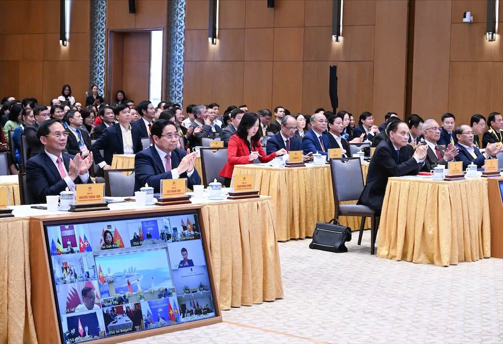 Thu tuong Chinh phu neu ro cac phuong huong, nhiem vu trong tam de thuc day “3 dot pha” trong cong tac doi voi nguoi Viet Nam o nuoc ngoai thoi gian toi trong phien hop toan the chieu 25.12. Anh: Hai Nguyen 