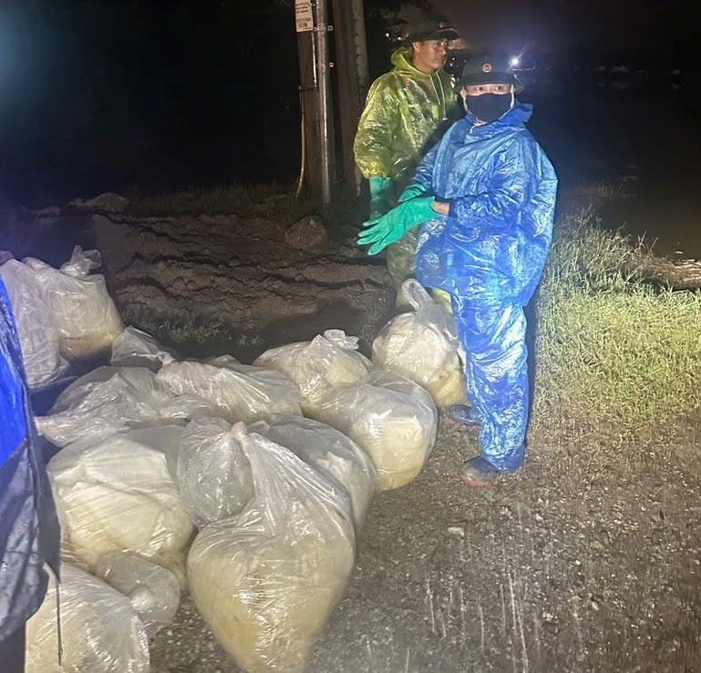 Den toi 25.12, cac luc luong chuc nang van dang tiep tuc vot so dau bi tran ra ngoai song dam va dong ruong de mang di xu ly. Anh: UBND xa Van Tuong