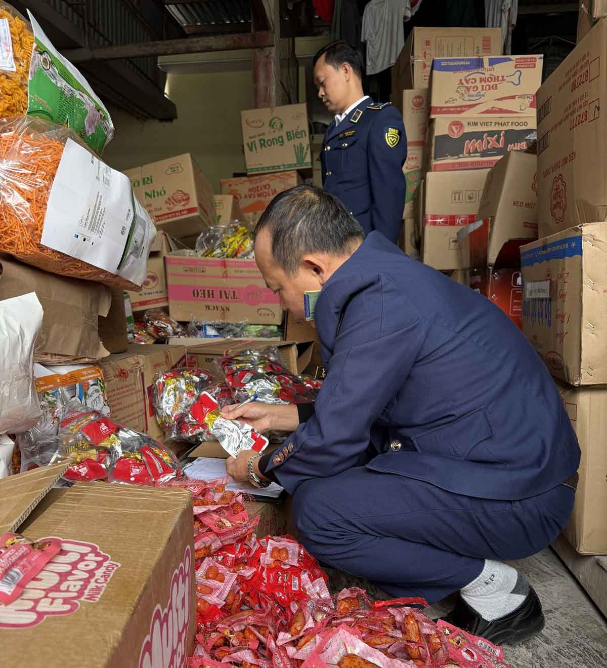 Inspect the business establishment owned by Mr. P.V.T. Photo: Ninh Binh Province Market Management Department