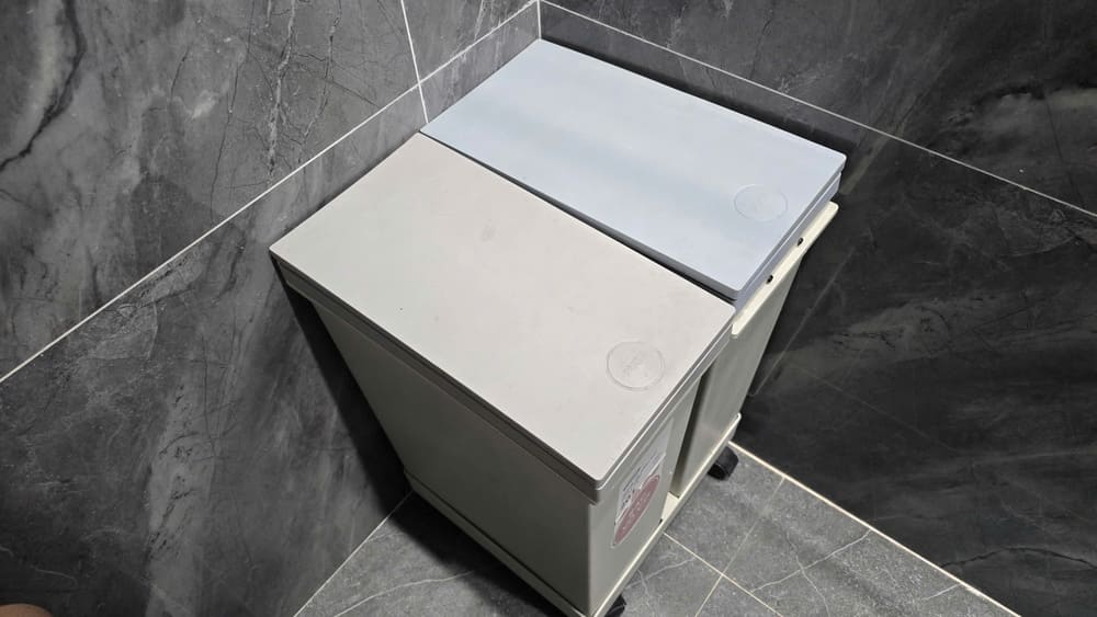 욕실 쓰레기통은 가족의 건강 안전을 보장하기 위해 정기적으로 청소해야 합니다. 사진: 뚜언닷