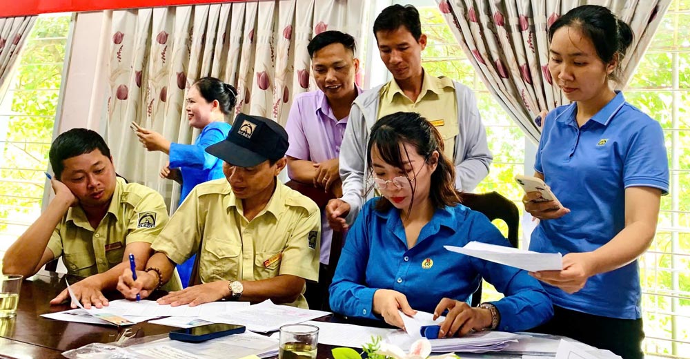 Da Nang Trade Union officials disburse preferential loans to union members. Photo: Da Nang Trade Union.
