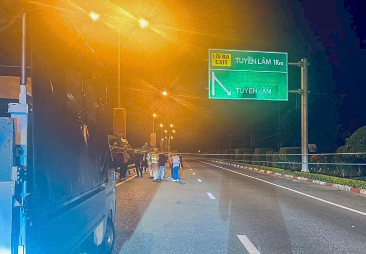 Power lines fell onto the road, causing traffic on the Lien Khuong - Prenn Expressway to interfere. Photo: Phuc Khanh