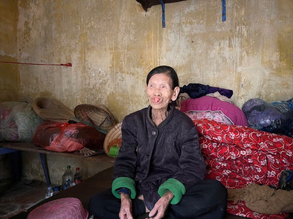Ba Nguyen Thi Ieng song mot minh, ngay ngay chong choi voi benh tat va bong toi bao trum vi khiem thi. Anh: Quynh Chi