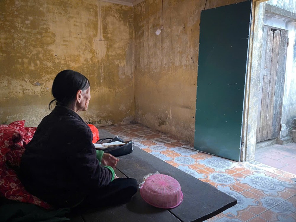 Ms. Nguyen Thi Ieng lives alone, struggling with illness and darkness every day due to blindness. Photo: Quynh Chi