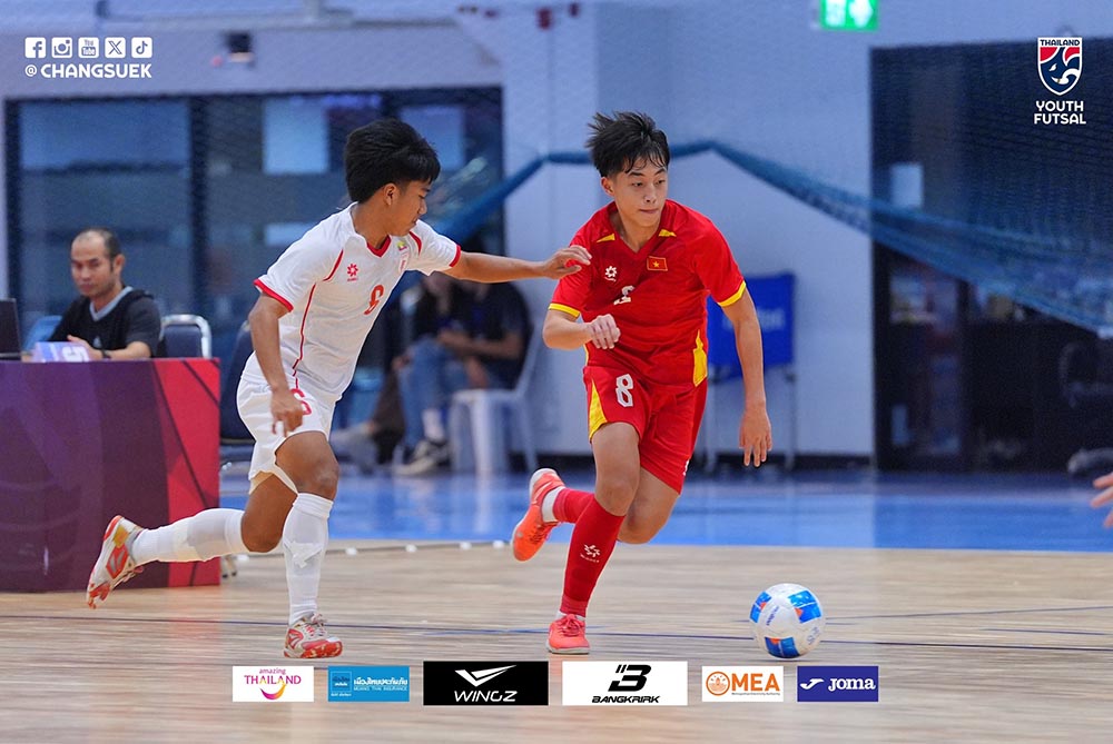 U16 futsal Viet Nam nhanh chong lay lai the tran truoc U16 futsal Myanmar. Anh: Changsuek