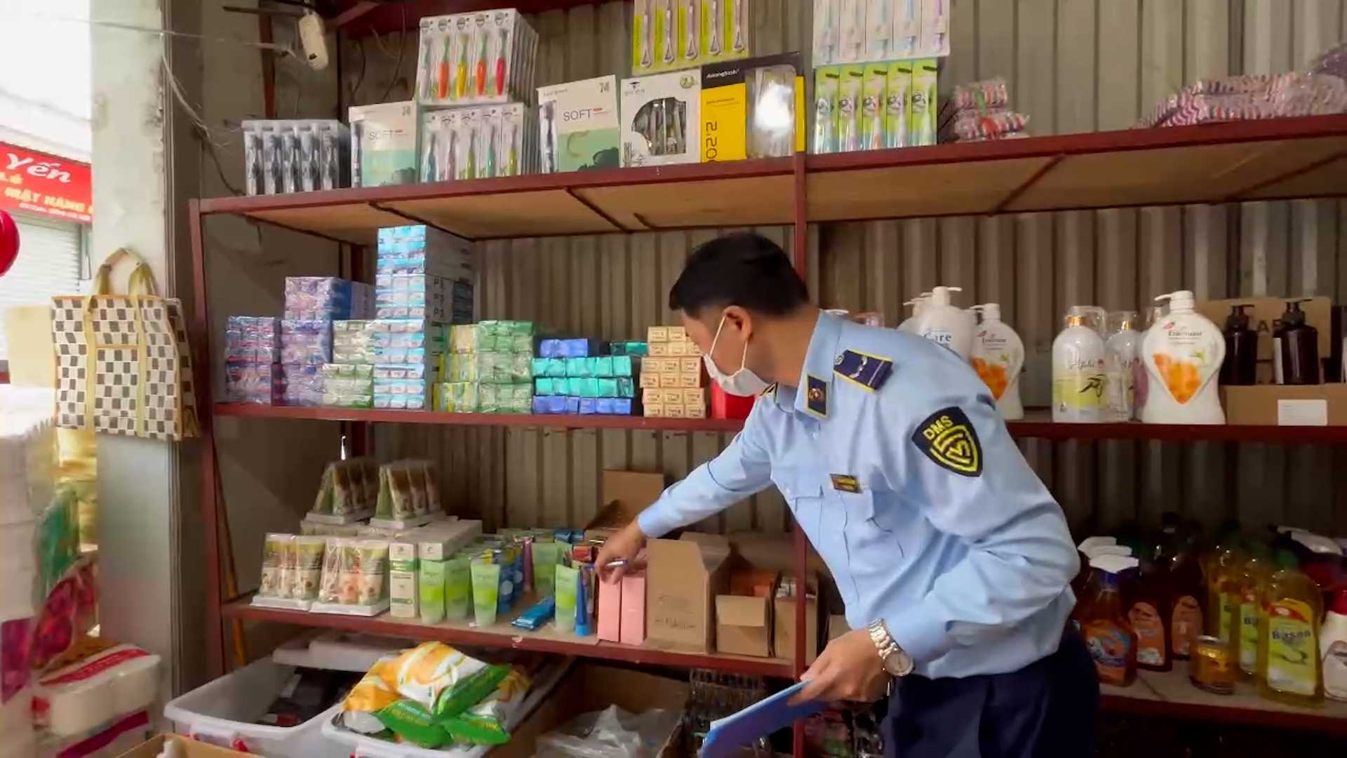 Las fuerzas funcionales inspeccionan el mercado de cosmeticos. Foto: Thieu Trang