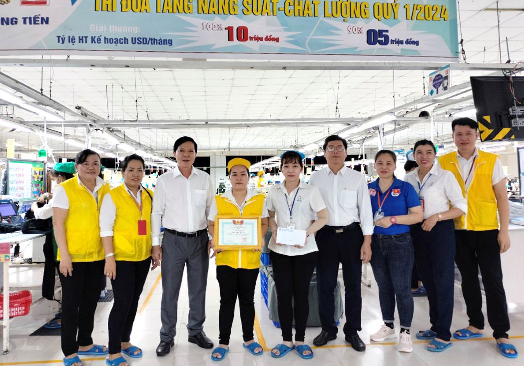 Ban Chap hanh CDCS trao thuong cho cong nhan dat thanh tich trong phong trao thi dua nang cao nang suat, chat luong. Anh: LDLD tinh Dong Thap cung cap