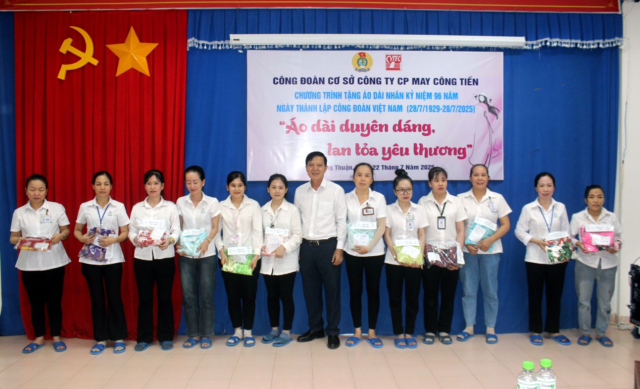 Cong doan co so Cong ty May Cong Tien tang ao dai cho lao dong nu. Anh: LDLD tinh Dong Thap cung cap