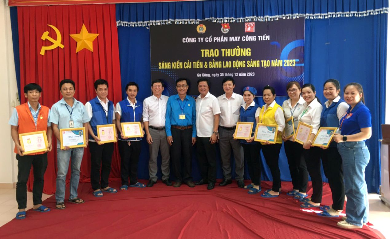 Cong doan co so trao thuong sang kien va lao dong sang tao cho cong nhan, lao dong. Anh: LDLD tinh Dong Thap cung cap