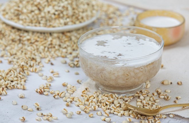 Eating oatmeal for breakfast helps improve insulin sensitivity and support blood sugar control. Photo: Thuy Duong