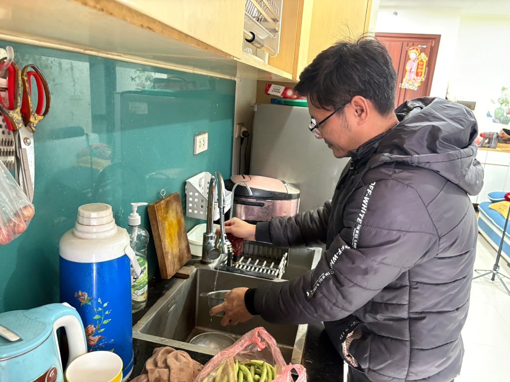 Mr. Nguyen Van Thuc and his wife decided to take 2 days off to take 4 consecutive days off for the 2026 New Year holiday. Photo: Bao Han