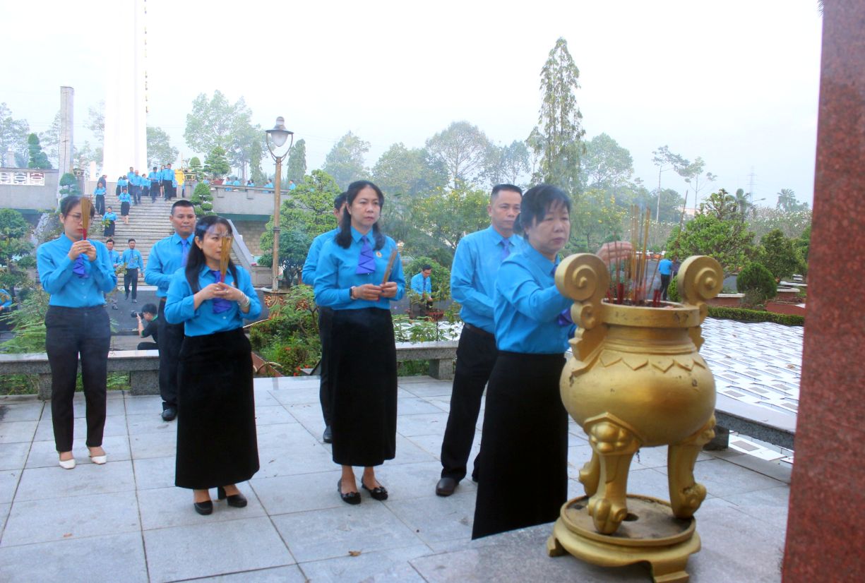 Ba Huynh Thi Tuyet Vui - Uy vien Ban chap hanh Tong Lien doan lao dong (LDLD) Viet Nam, Tinh uy vien, Pho Chu tich Uy ban Mat tran To quoc Viet Nam tinh, Chu tich LDLD tinh Dong Thap dang huong tai nghia trang. Anh: Luc Tung