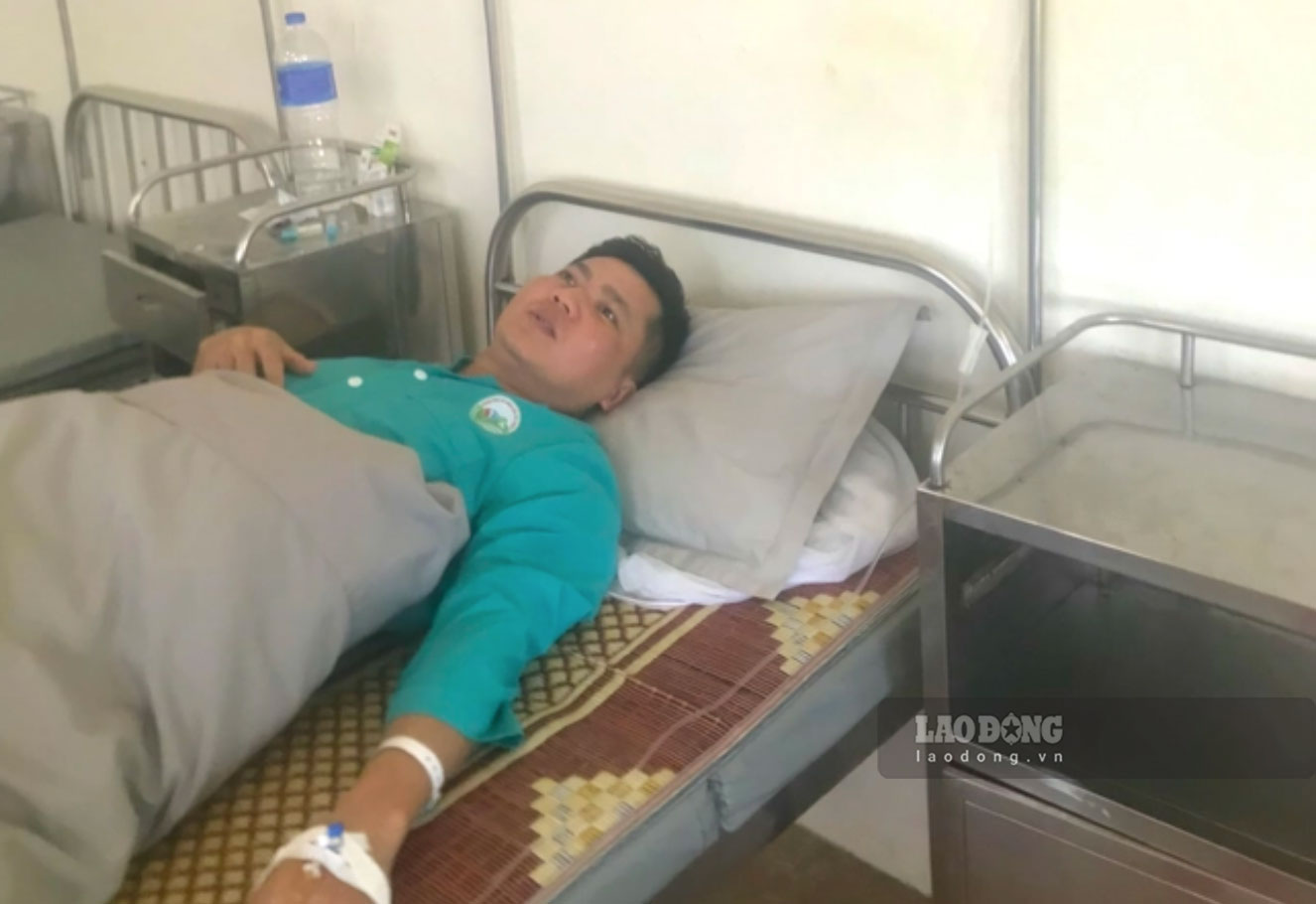 Profesor masculino durante el tratamiento en el Hospital General No. 3 provincia de Lao Cai. Foto: Duy Dung