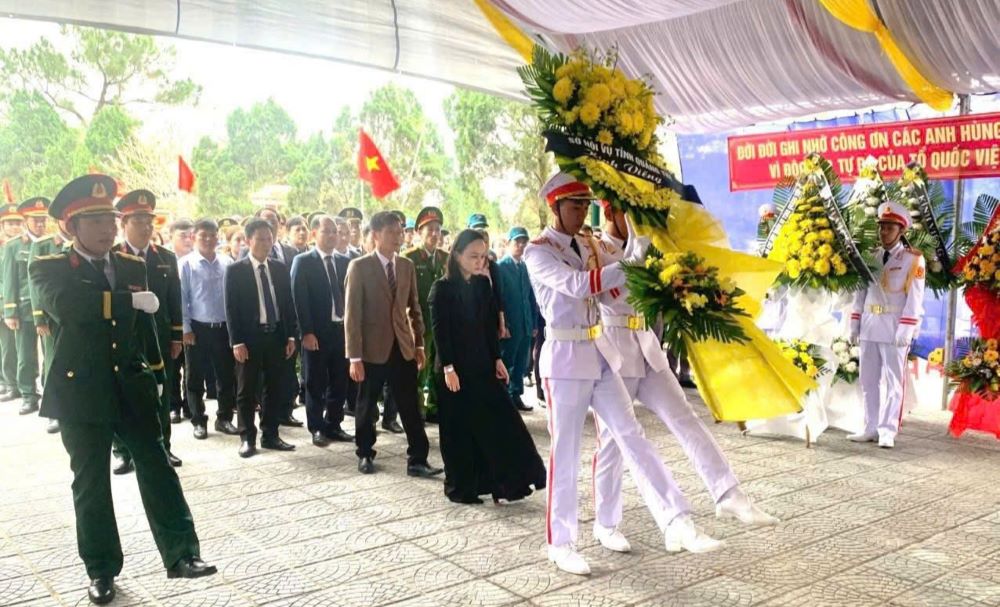 Ba Le Nguyen Huyen Trang - Pho Giam doc So Noi vu tinh Quang Tri cung doan cong tac dang hoa vieng anh hung liet si. Anh: Xuan Dien
